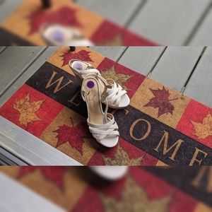 (Pre-owned) Jessica Simpson white shoes